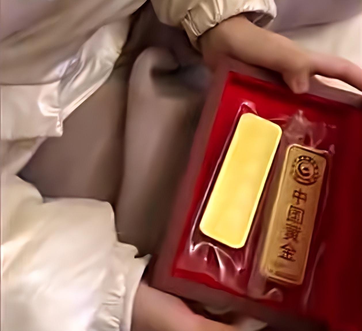 男孩送女孩金条惊动外媒,SCMP报道:gold bars worth US,000