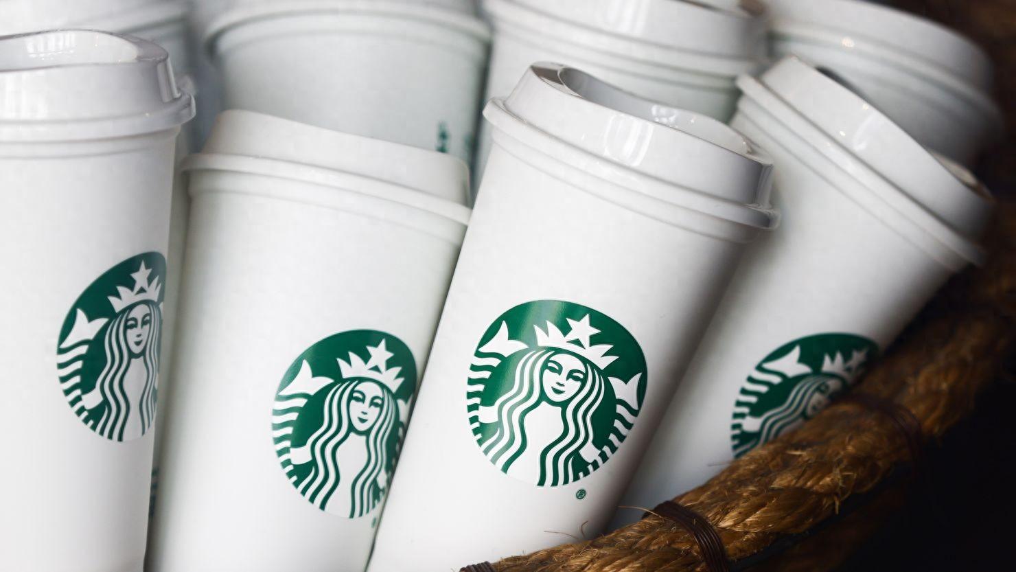 外刊:Starbucks will now let customers use personal cups for all orders