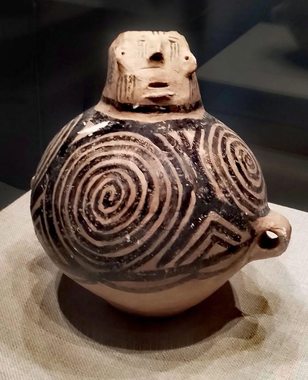 中国文物介绍及图片：新石器时代人头像彩陶壶