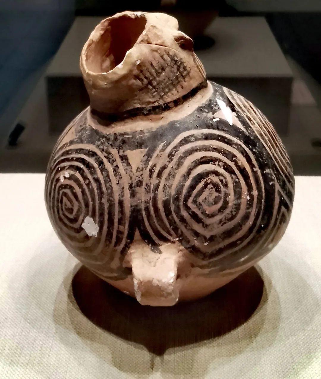 中国文物介绍及图片：新石器时代人头像彩陶壶