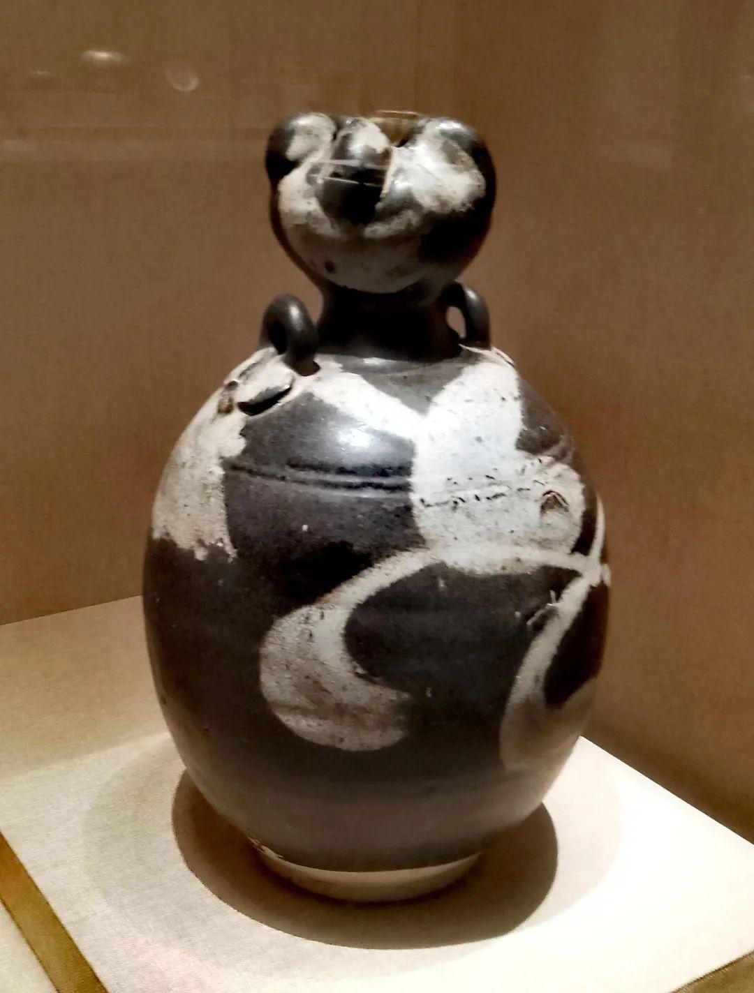 中国文物介绍及图片：唐代花釉蒜头瓷壶