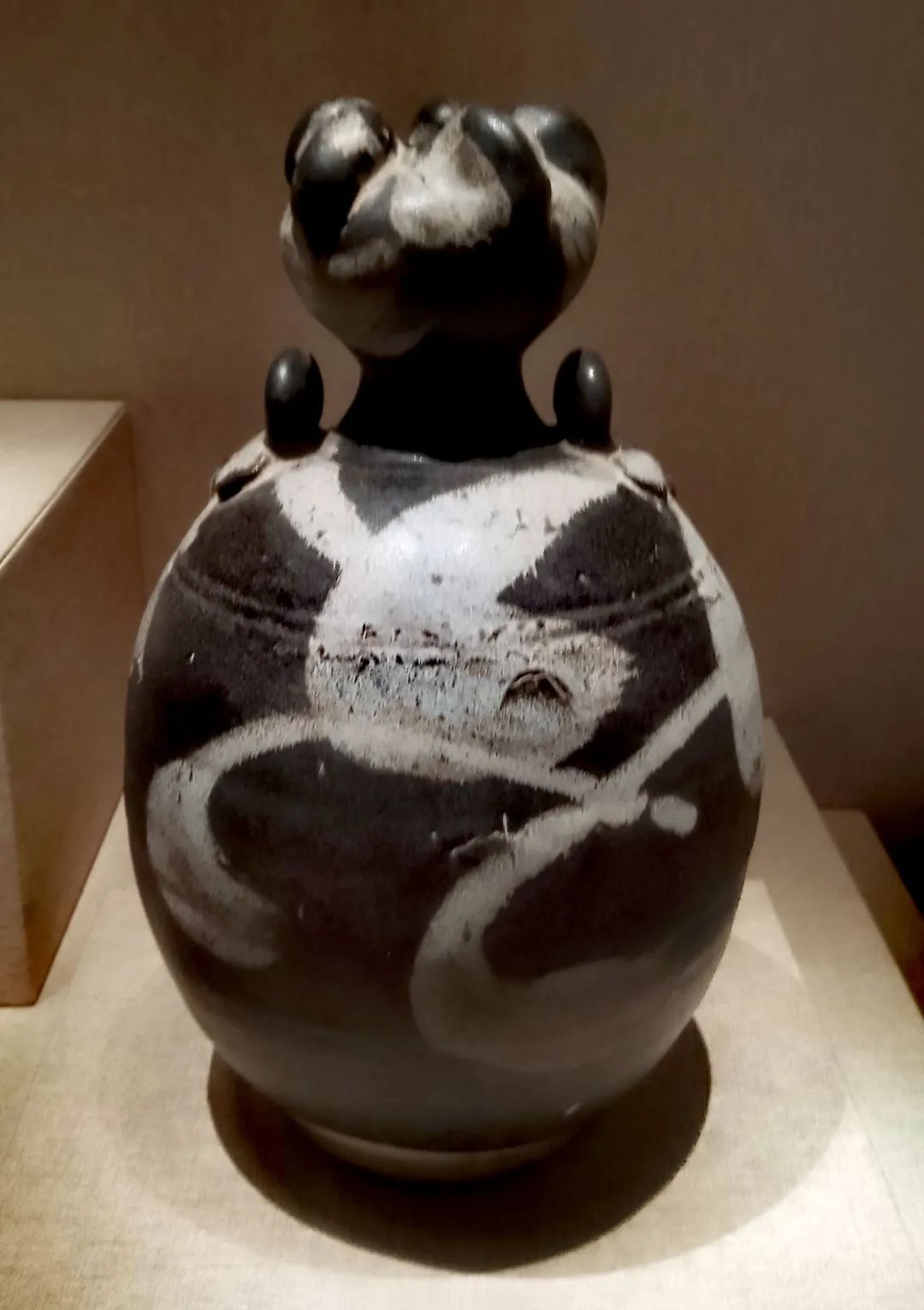 中国文物介绍及图片：唐代花釉蒜头瓷壶