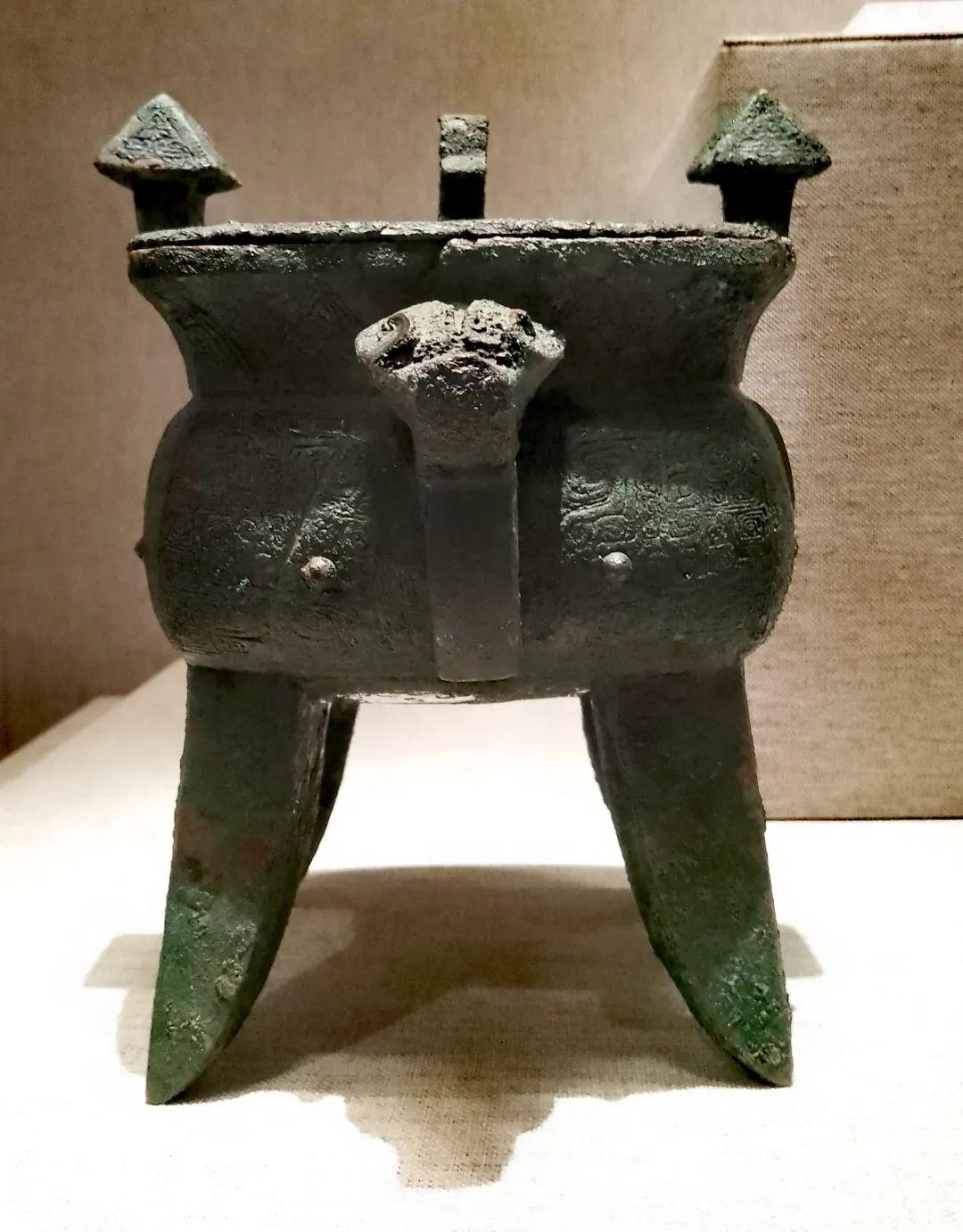 中国文物介绍及图片：商代晚期带盖铜方斝