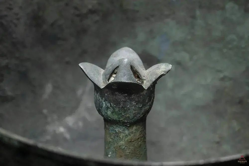 中国文物介绍及图片：商代晚期“好”汽柱铜甑形器