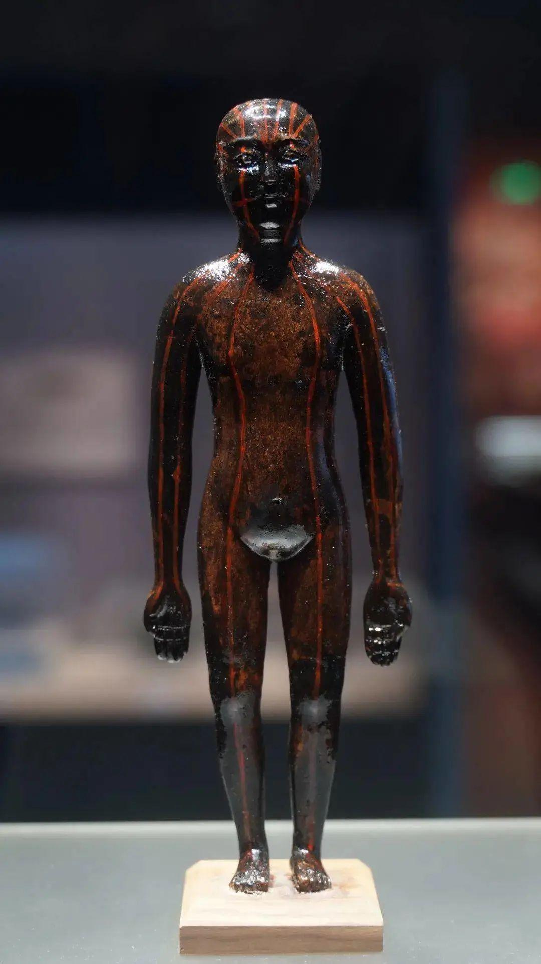 中国文物介绍及图片：西汉人体经脉木雕
