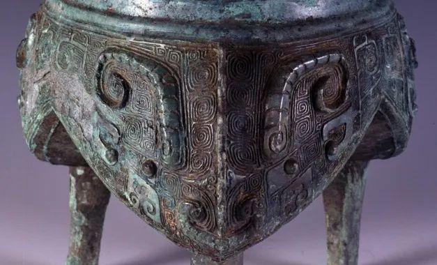 中国文物介绍及图片：商代晚期三羊纹铜鬲