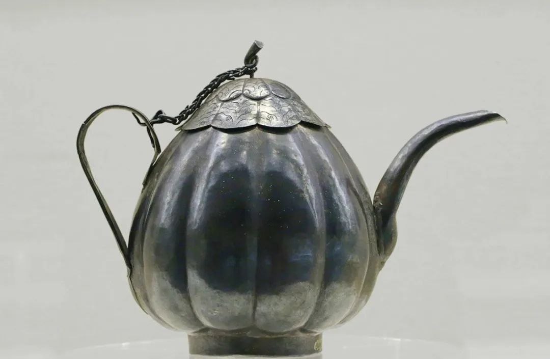 中国文物介绍及图片：南宋瓜形银壶