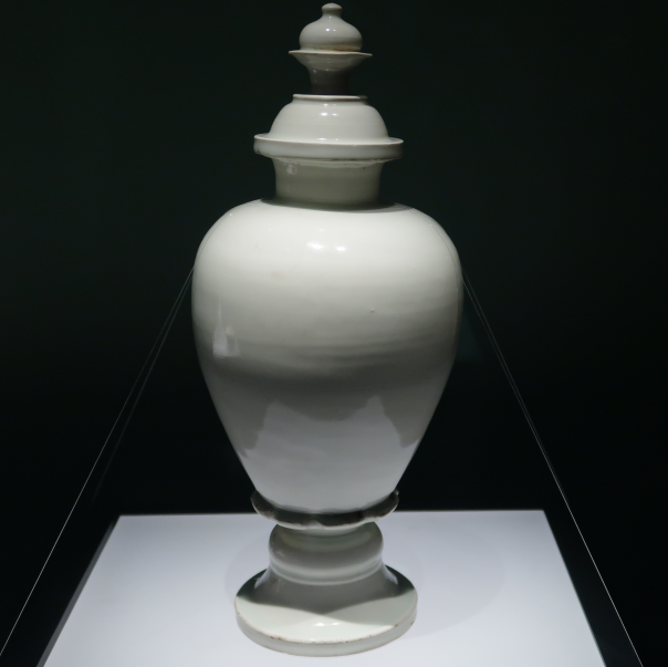 中国文物介绍及图片：五代定窑白釉塔式罐