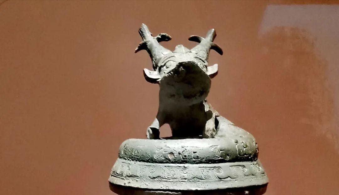 中国文物介绍及图片：西周早期蟠龙盖羊首兽面纹罍