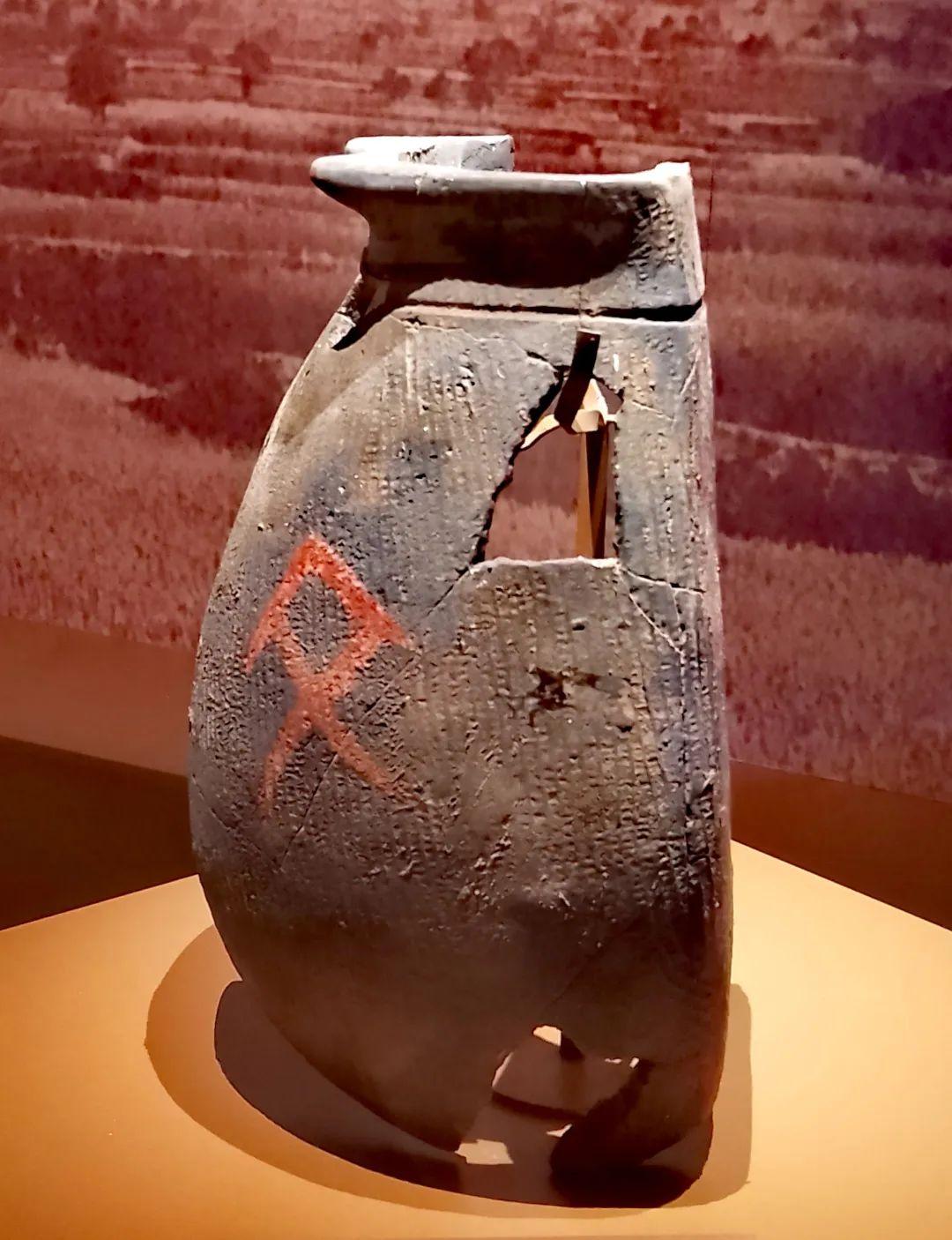 中国文物介绍及图片：新石器时代朱书扁壶