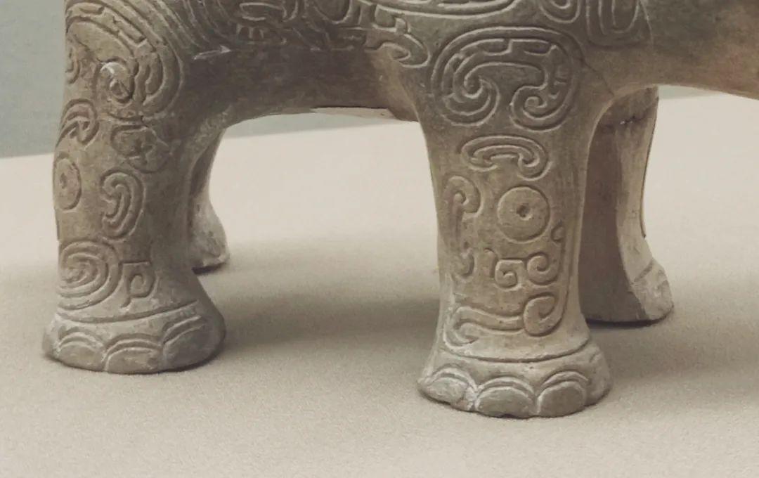中国文物介绍及图片：商代晚期白陶象尊