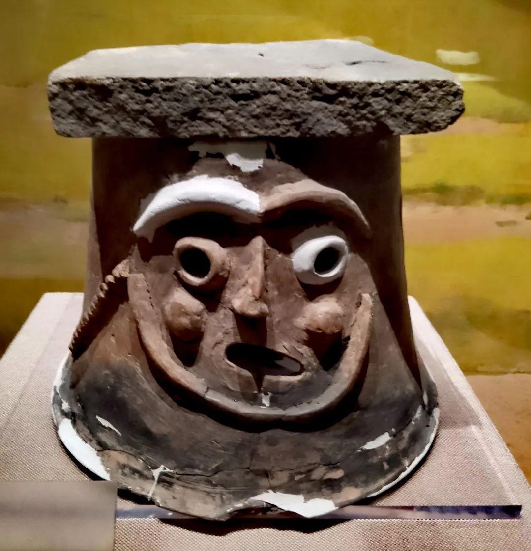 中国文物介绍及图片：新石器时代人面陶器