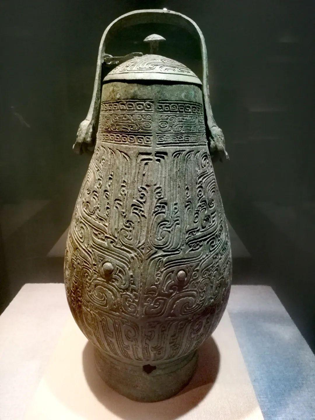 中国文物介绍及图片：商代前期兽面纹提梁铜卣