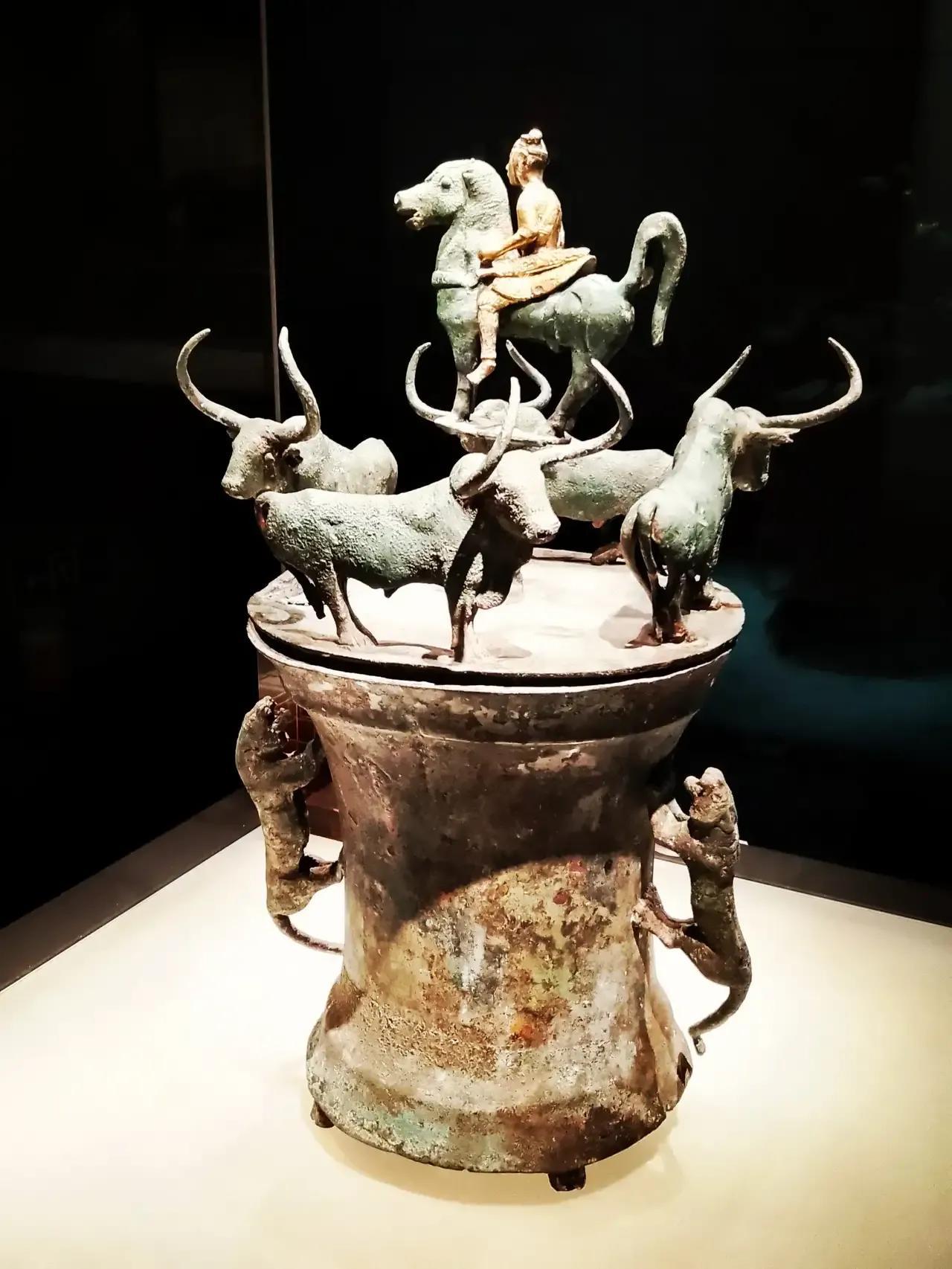 中国文物介绍及图片：古滇国四牛鎏金骑士贮贝器