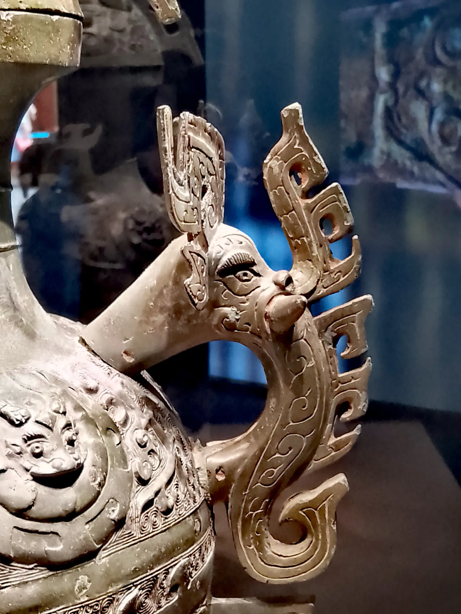 中国文物介绍及图片：象首耳兽面纹罍