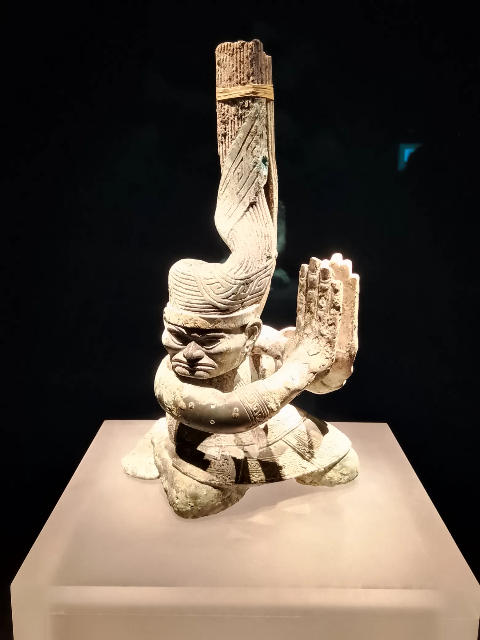 中国文物介绍及图片：古蜀三星堆跪坐铜人像