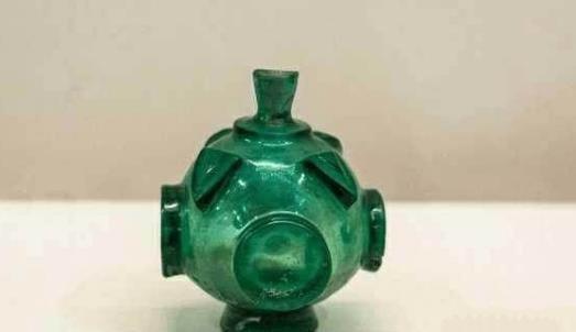 中国文物介绍及图片：隋绿玻璃小瓶