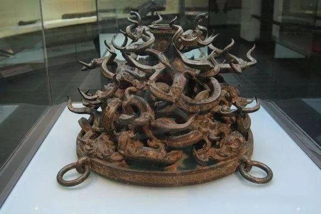中国文物介绍及图片：东周铜建鼓座