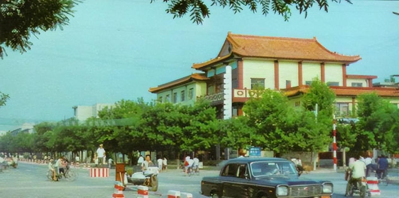 山东肥城老县城图片：90年代肥城的街景，干净整洁 行人稀少