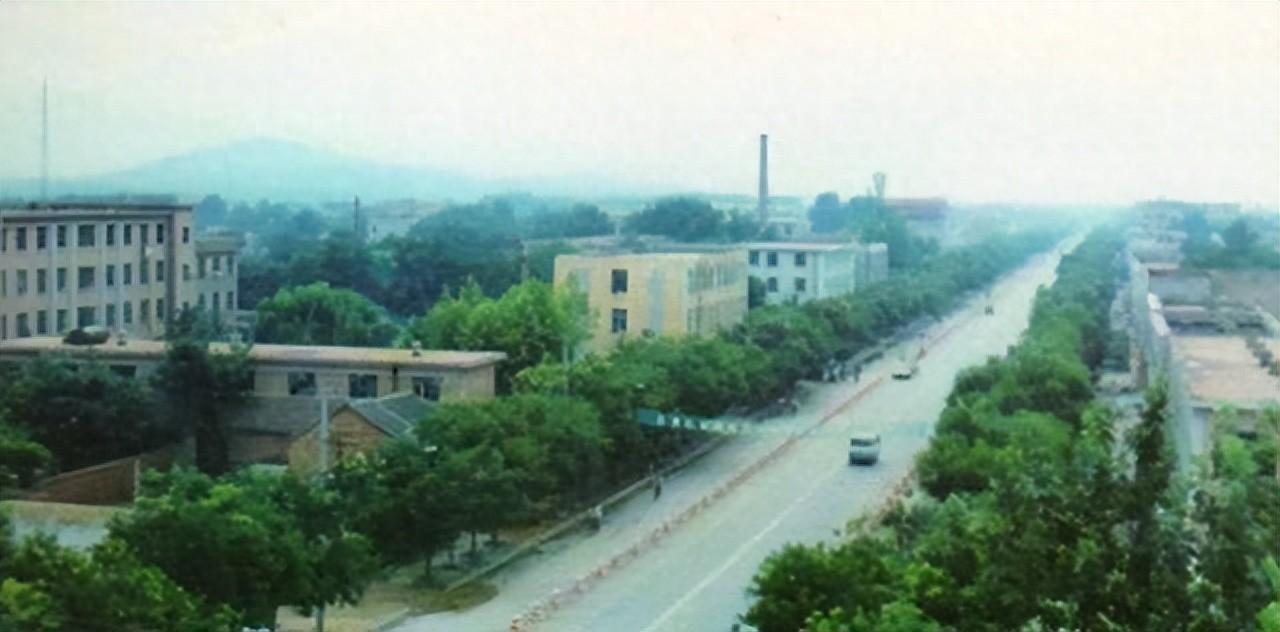 山东肥城老县城图片：90年代肥城的街景，干净整洁 行人稀少