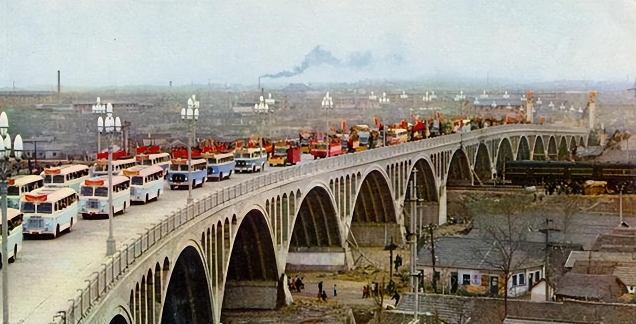 60年代南京长江大桥，118辆坦克的碾压下完好无损的是哪里