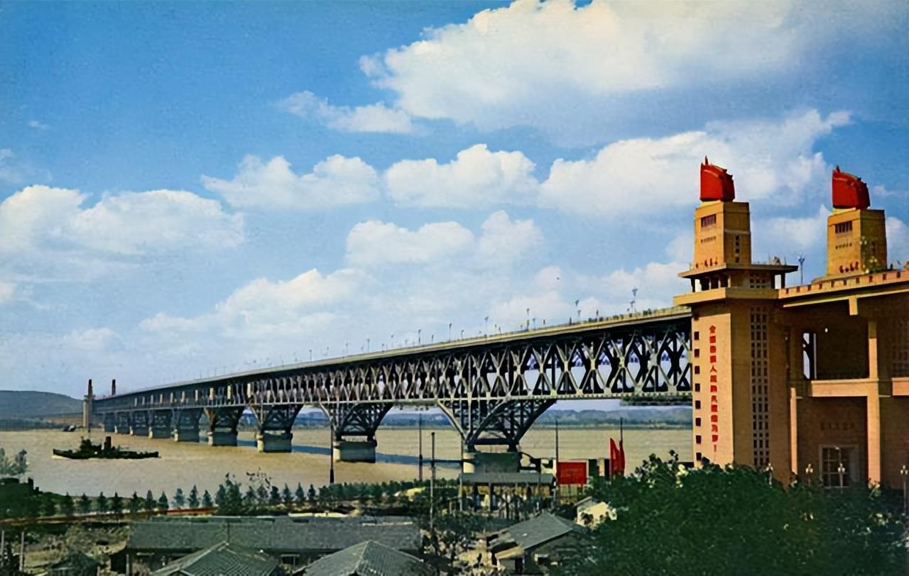 60年代南京长江大桥，118辆坦克的碾压下完好无损的是哪里