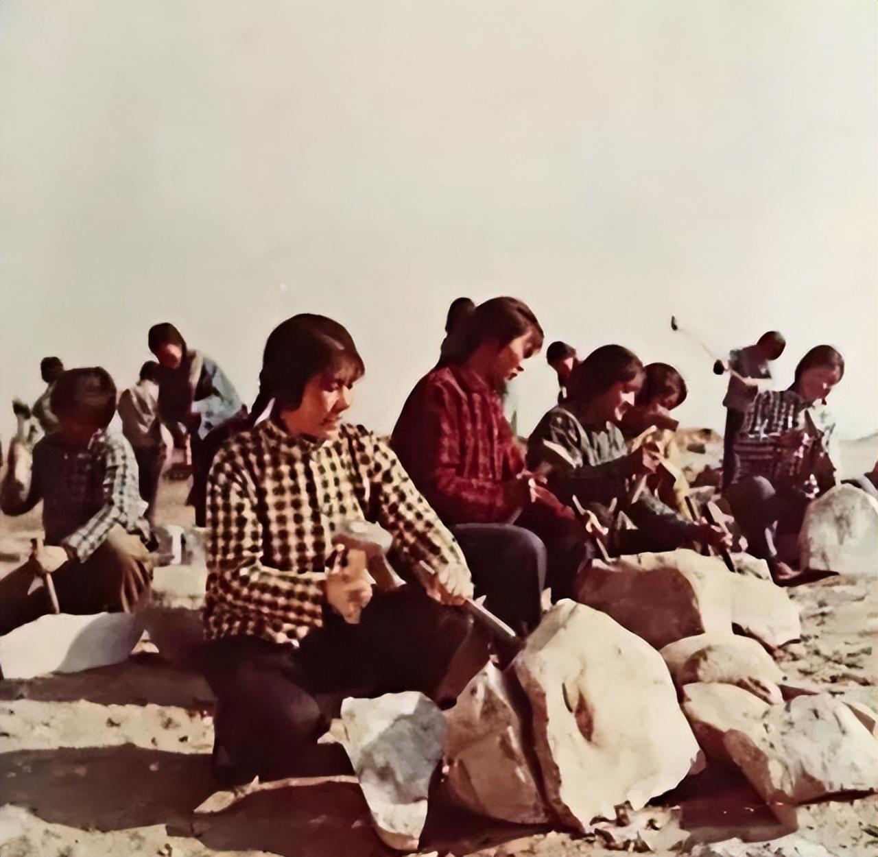 90年代河南辉县老照片，辉县“石女”团队在建设石门水库时，从山上挖出的石头。