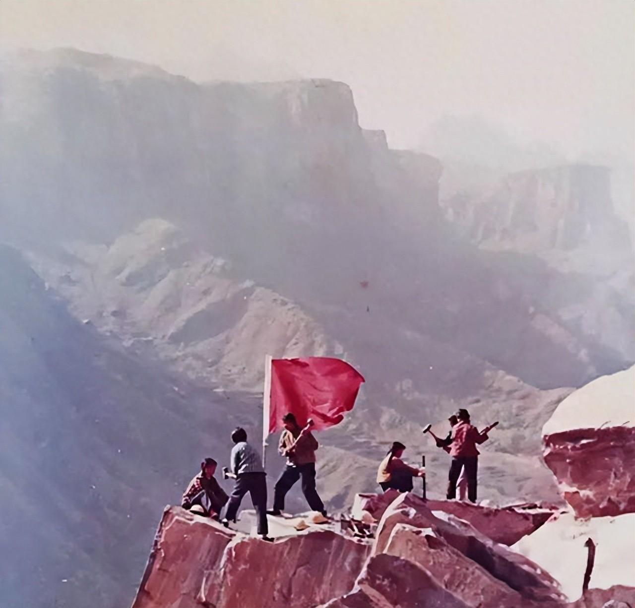 90年代河南辉县老照片，辉县“石女”团队在建设石门水库时，从山上挖出的石头。