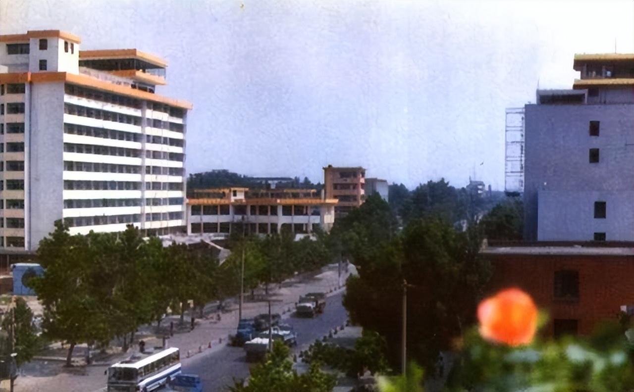 八十年代河南新乡，八十年代的新乡市公共汽车总站。