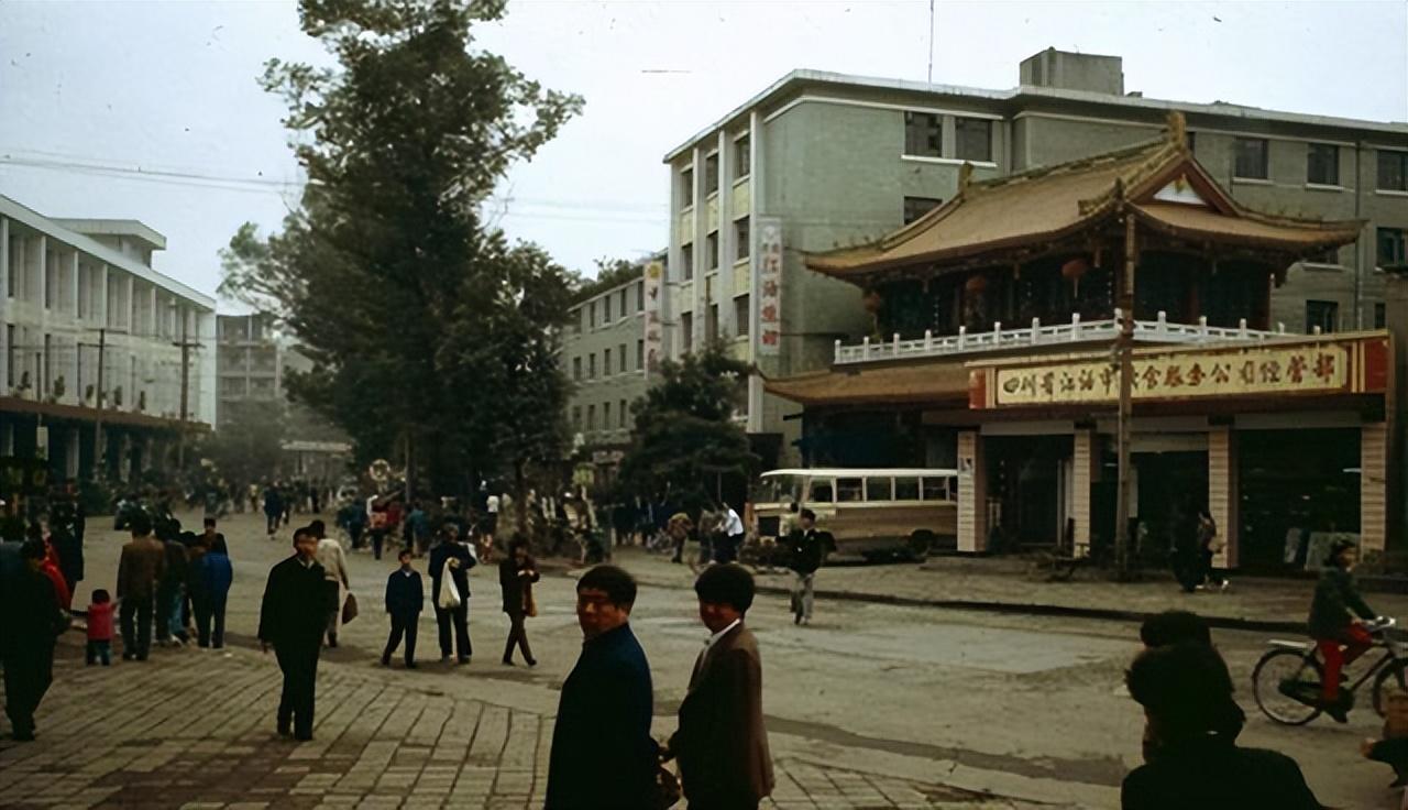 四川江油老照片，80年代江油街上的风景。