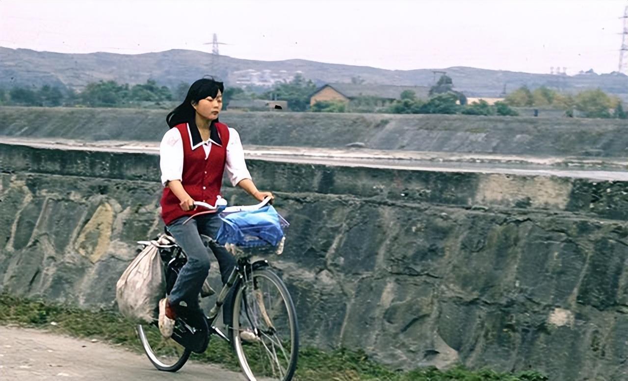 四川江油老照片，80年代江油街上的风景。