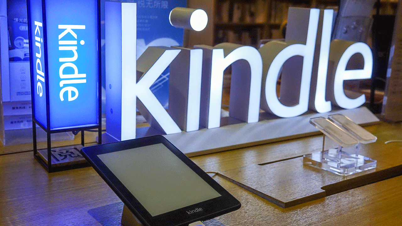 外刊英语阅读: Kindle or classic? Should I invest in an e-reader or read book