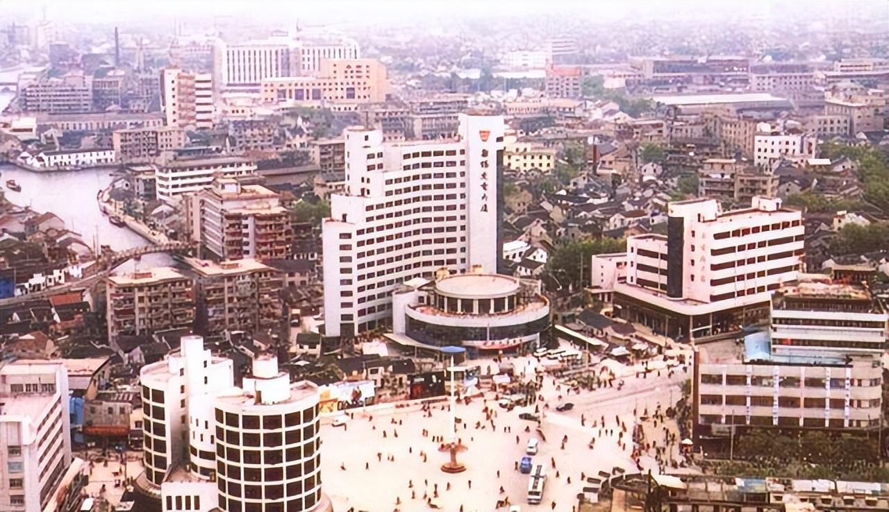 90年代无锡的旧相片，90年代无锡凯旋门商圈的全景，
