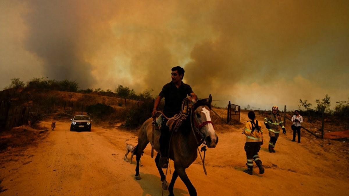 英语外刊新闻: 122 dead, hundreds more missing, Chile torched by wildfires