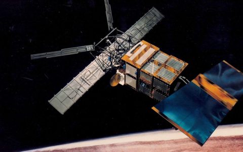 英文外刊阅读 A 5,000-pound satellite is expected to fall to Earth this week