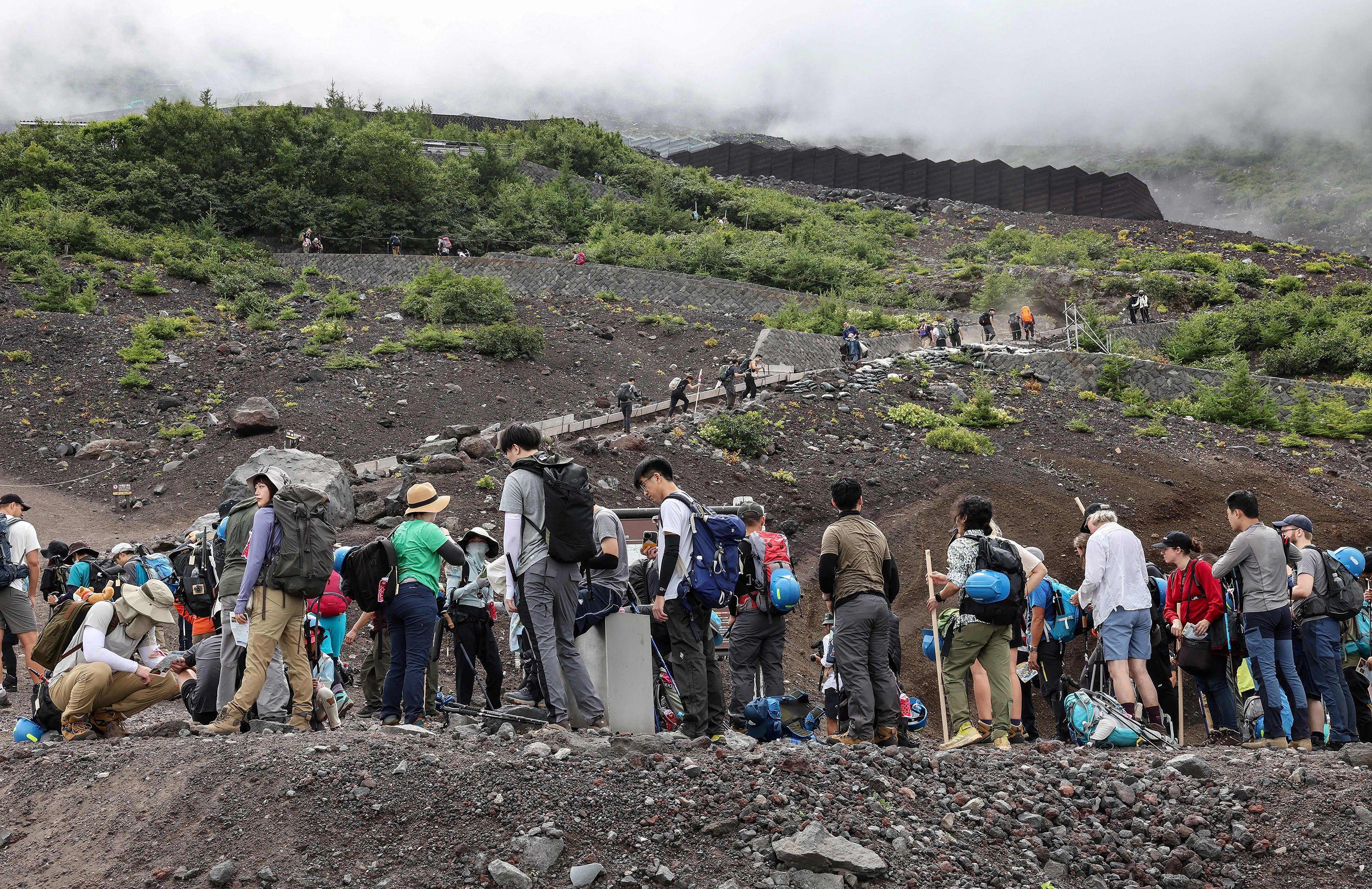 英文外刊阅读： Mount Fuji introducing new measures to guard against overtourism