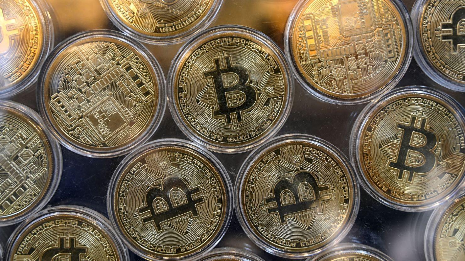 英文外刊阅读： Bitcoin surges to a new record high as mainstream money flows into
