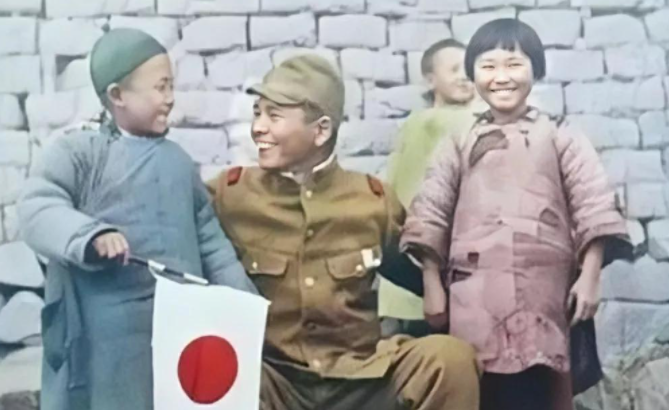 历史的残酷实证：侵华日军老照片揭示真实面貌，打破神剧幻象