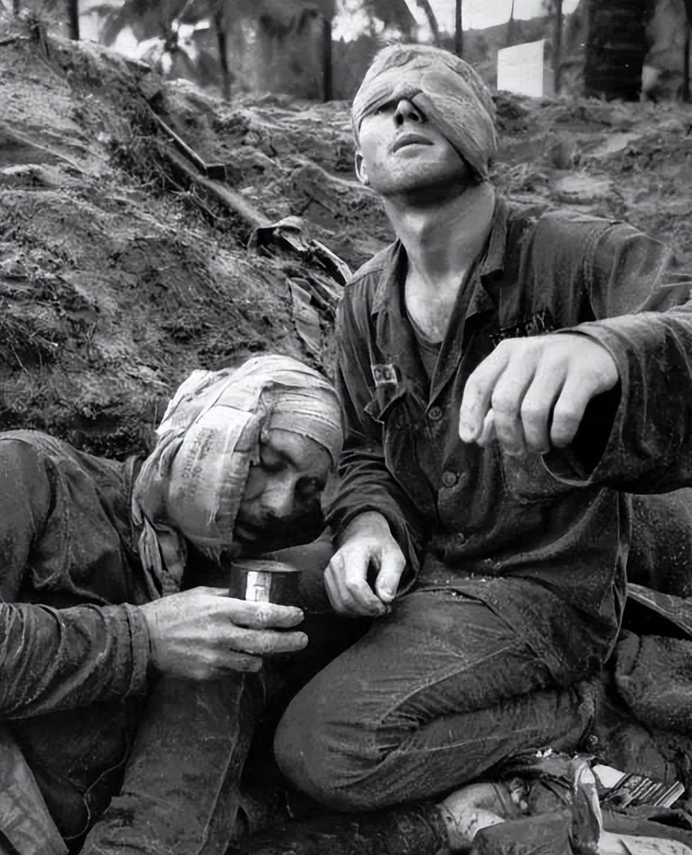 越南战争遗影：罕见老照片展现流离失所的悲痛，哀鸿遍野的悲剧