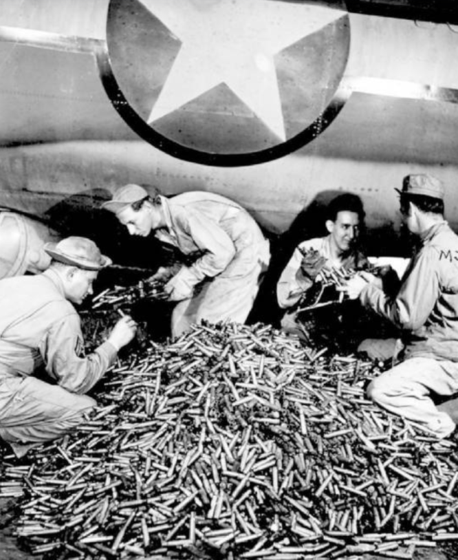 二战空战震撼揭秘：罕见历史照片展示战斗机子弹满箱的惊人数额