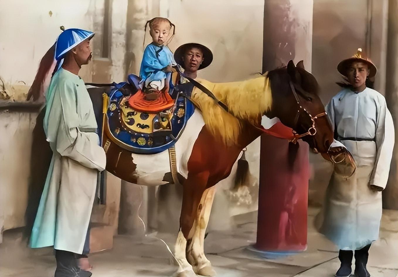 清末彩色旧照：笑容满面的奶奶为孙女缠足，贵族少年驾驭高头大马