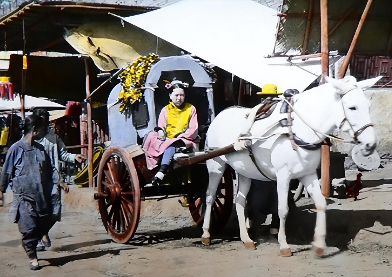清末彩色旧照：笑容满面的奶奶为孙女缠足，贵族少年驾驭高头大马