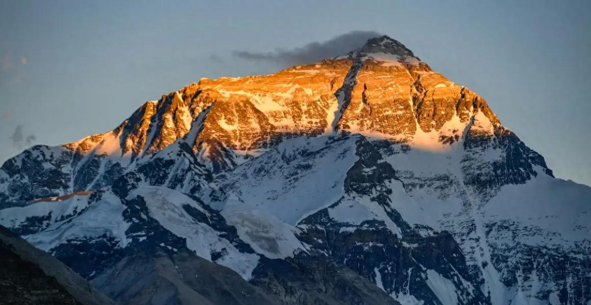 英文外刊阅读：China reopens Mount Everest access to foreigners