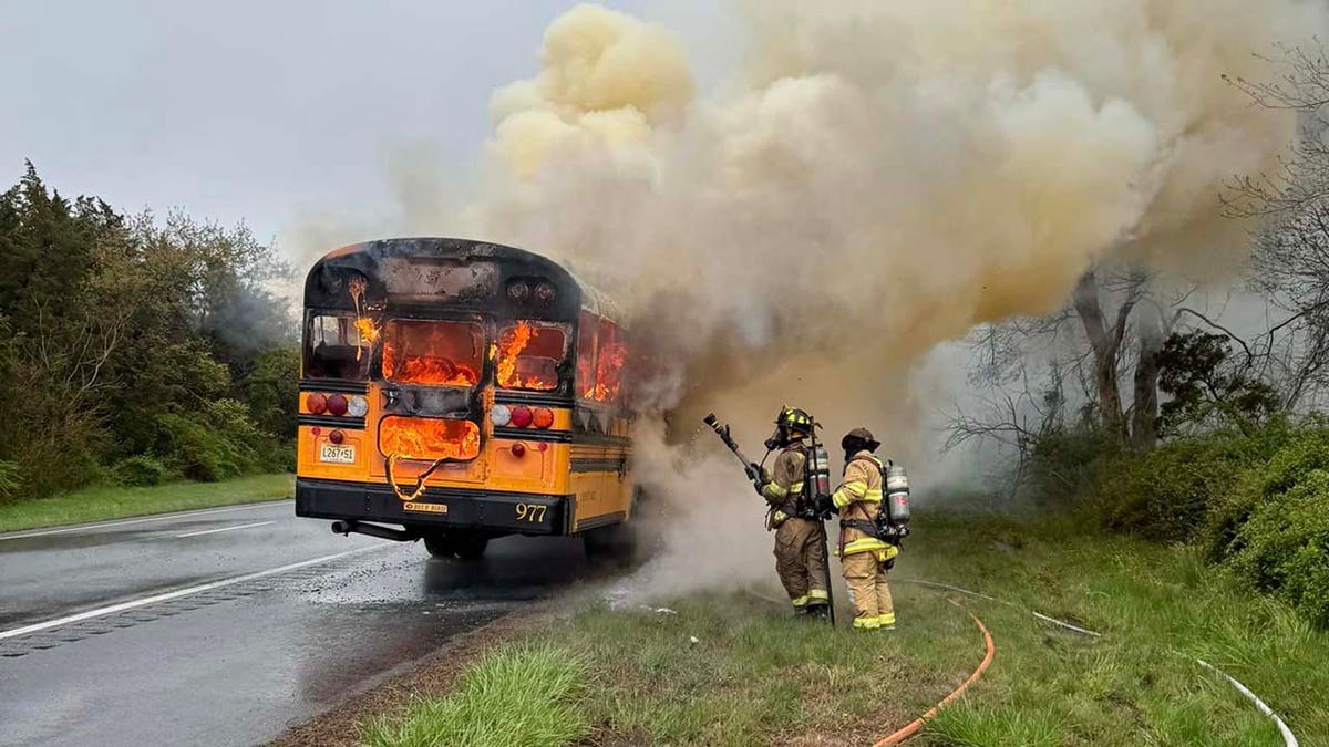 英文外刊新闻 Students, driver escape before school bus bursts into flames