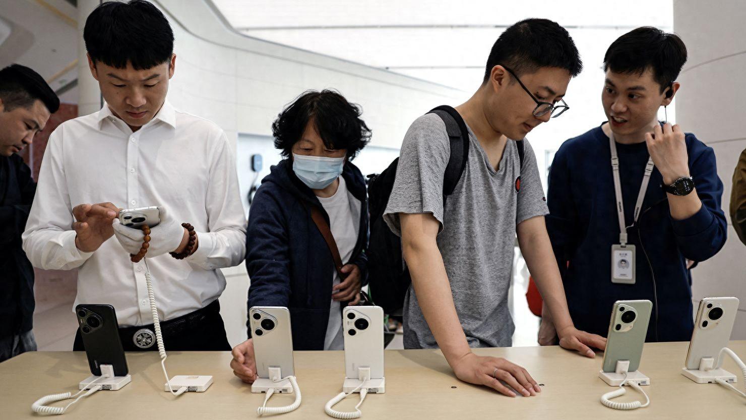 英文外刊阅读：Huawei sales are soaring in China as Apple sinks